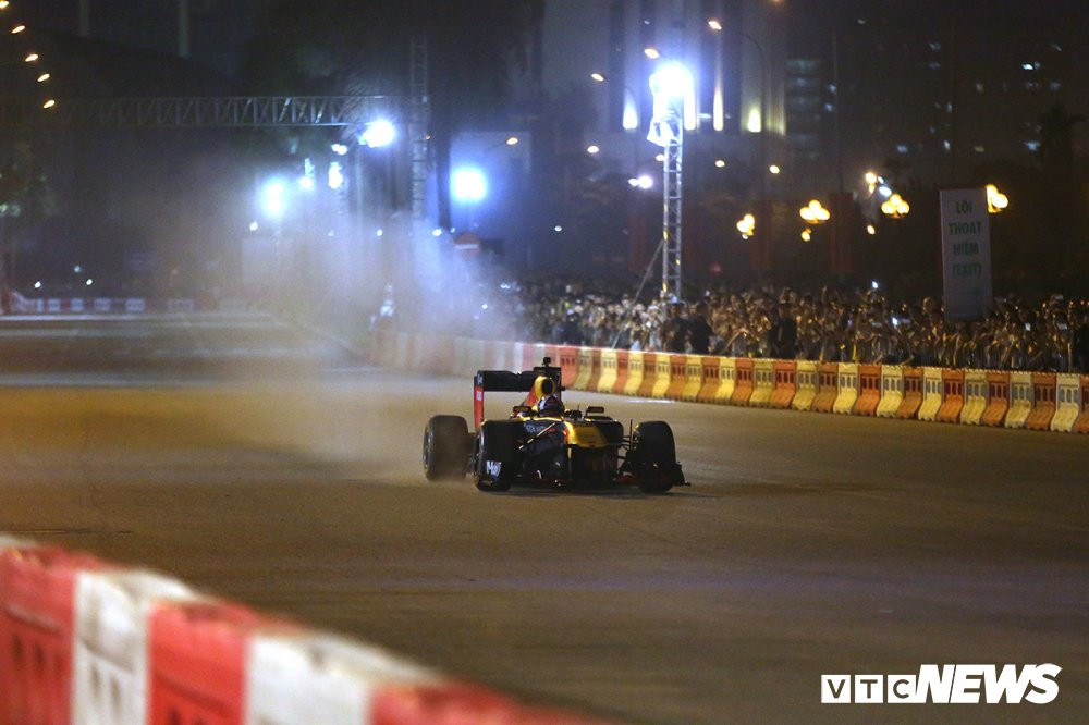 xe dua f1 lan dau lan banh gam ru tren duong dua viet nam grand prix (8) 7