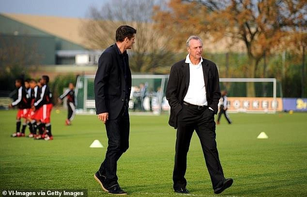 ajax hoi sinh tu bo vuc 3