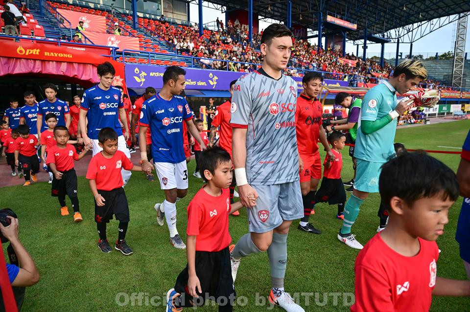 dang van lam muangthong united