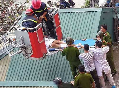 thanh-nien-ngao-da-lam-xiec-tren-noc-nha-nghi-o-ha-long-0