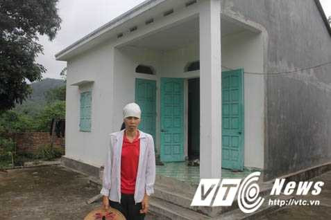 nguoi-dan-ba-song-sot-duoi-ban-tay-ac-quy-1