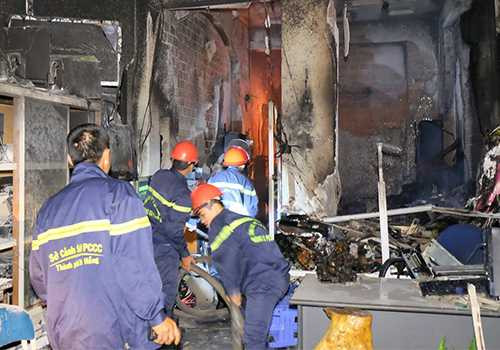 Lính cứu hỏa vất vả tiếp cận đám cháy.