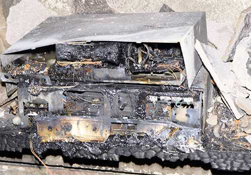 Nhiều linh kiện điện tử bị thiêu rụi.