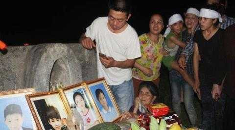 5-hoc-sinh-chet-duoi-thuong-tam-nam-tay-om-chat-nhau_51133172