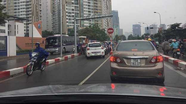 the-gioi-24h-qua-taxi-di-nguoc-chieu-tren-cau-vuot-hoang-minh-giam-1