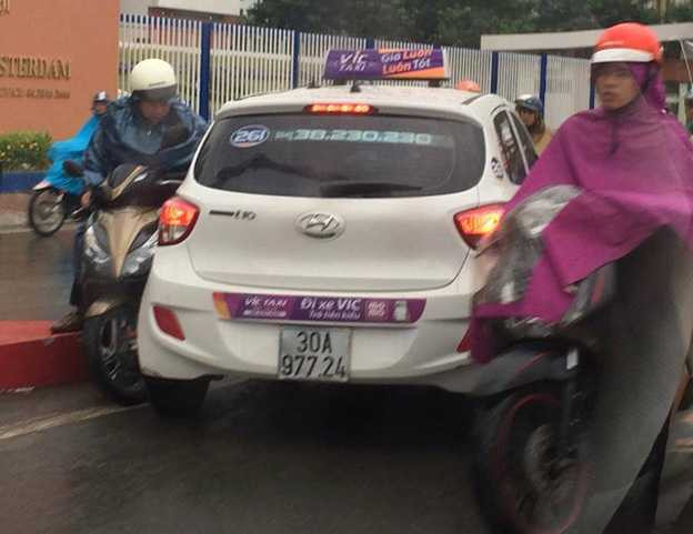 the-gioi-24h-qua-taxi-di-nguoc-chieu-tren-cau-vuot-hoang-minh-giam-3