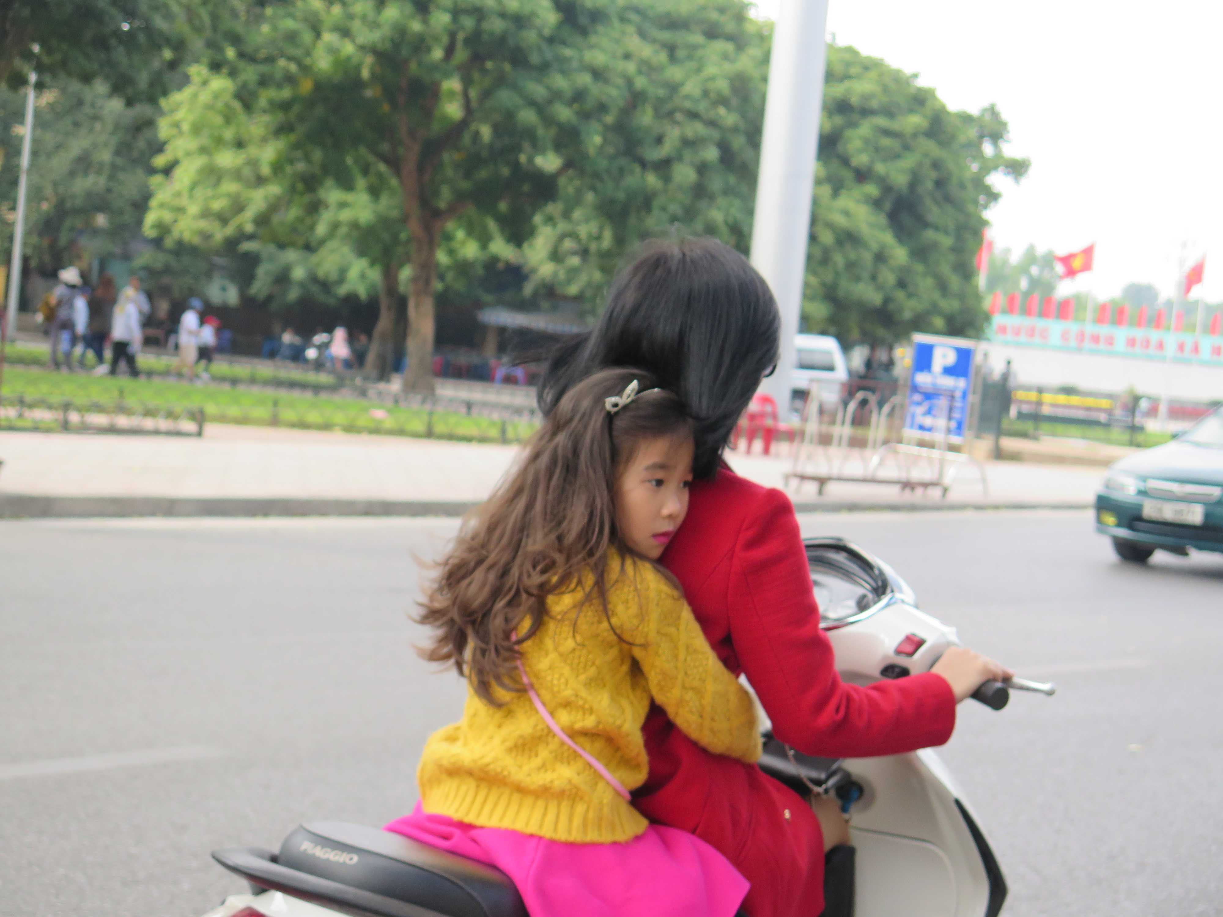 người chở con nhỏ