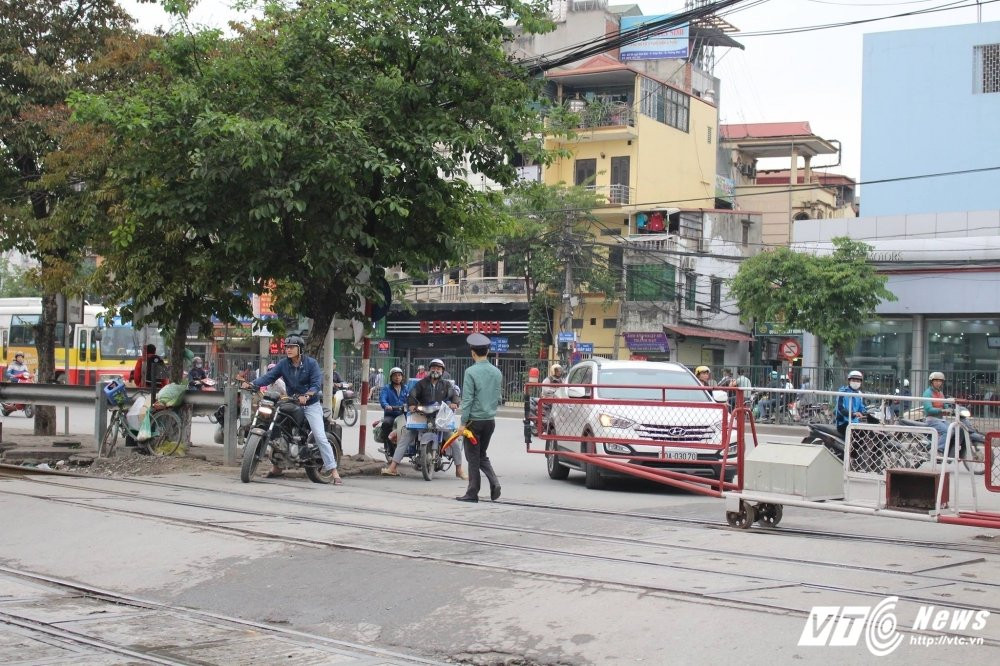 Hinh anh Nhan chung ke lai giay phut ten con do hanh hung nu nhan vien gac tau dang mang thai