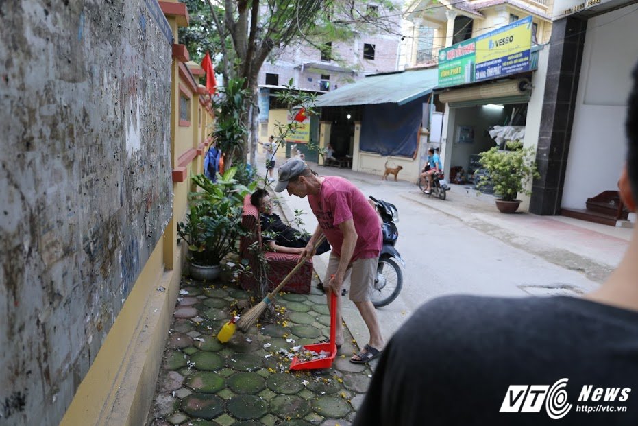 Hinh anh Nguoi cuu binh My hang say don dep quang cao, rao vat tren pho Ha Noi 17
