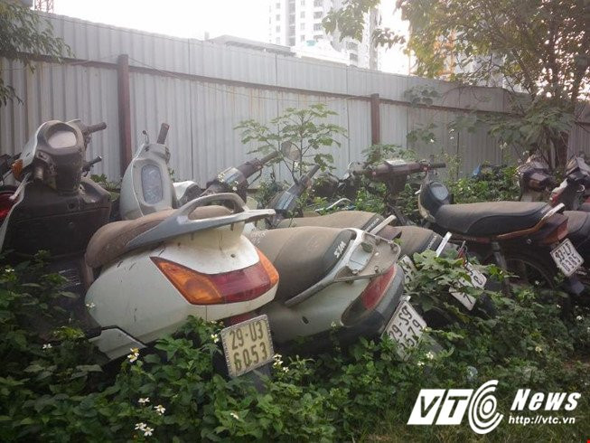 Hinh anh Dan xot xa nhin hang ngan o to,xe may no mua no nang tai Ha Noi 17