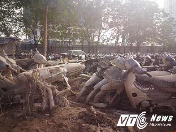 Hinh anh Dan xot xa nhin hang ngan o to,xe may no mua no nang tai Ha Noi 18