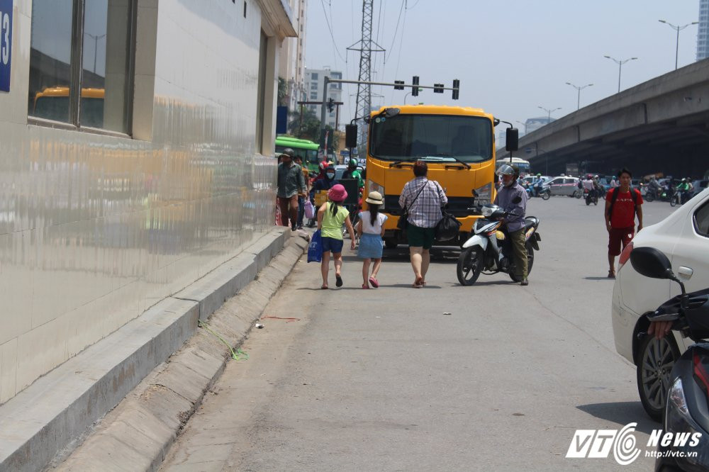 Hinh anh ‘Che’ ham di bo nghin ty mat nhu dieu hoa, dan Thu do cat mat tu than qua duong 10