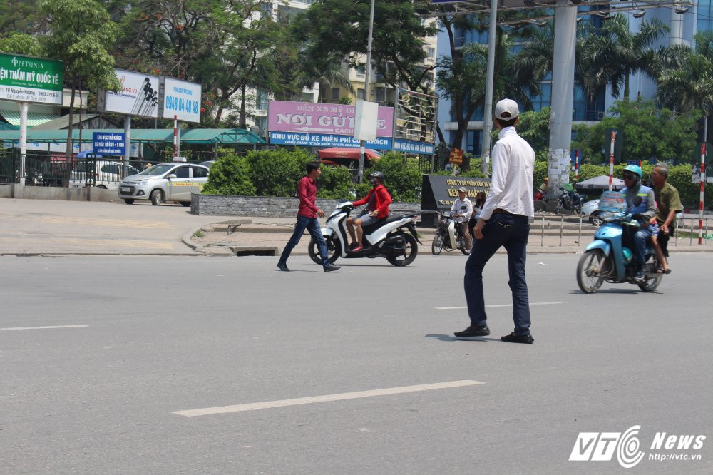 Hinh anh ‘Che’ ham di bo nghin ty mat nhu dieu hoa, dan Thu do cat mat tu than qua duong 15