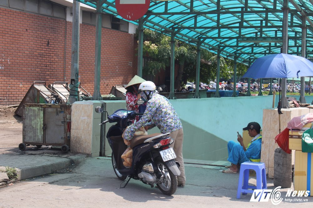 Hinh anh ‘Che’ ham di bo nghin ty mat nhu dieu hoa, dan Thu do cat mat tu than qua duong 20