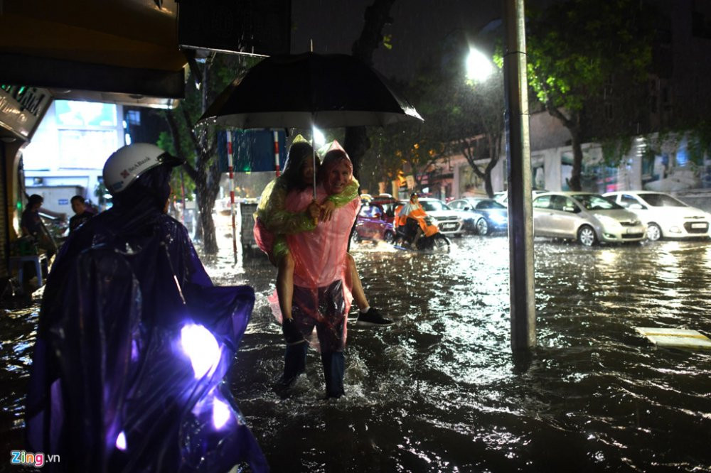 Mua_ngap_pho_Hang_Bai_18_zing 6