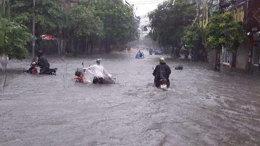 mua-trang-troi-dong-xe-chon-chan-vi-duong-ha-noi-ngap-hinh-6 3