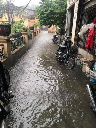 mua-trang-troi-dong-xe-chon-chan-vi-duong-ha-noi-ngap-hinh-7 3