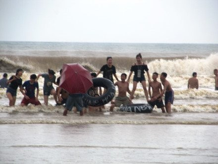 Thanh Hóa: Du khách vẫn thản nhiên tắm biển dù bão cận kề ảnh 1