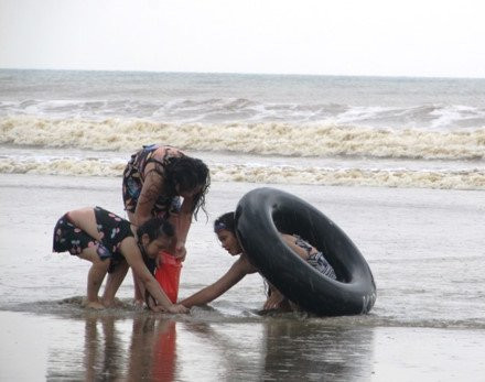 Thanh Hóa: Du khách vẫn thản nhiên tắm biển dù bão cận kề ảnh 2