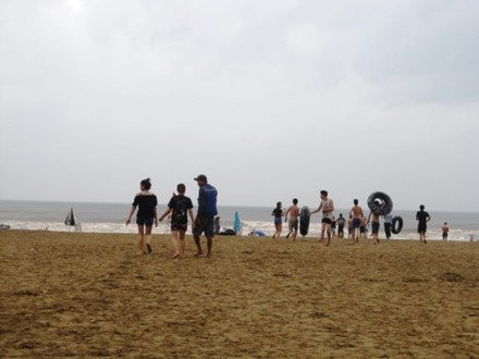 Thanh Hóa: Du khách vẫn thản nhiên tắm biển dù bão cận kề ảnh 7