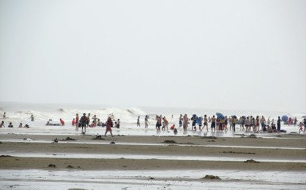 Thanh Hóa: Du khách vẫn thản nhiên tắm biển dù bão cận kề ảnh 9