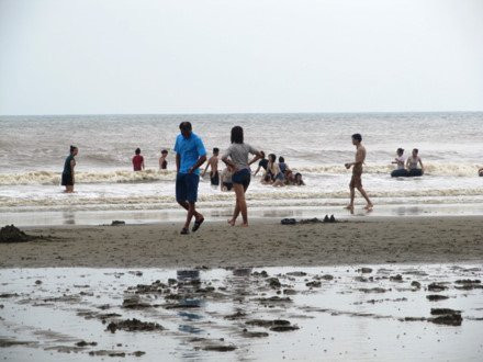 Thanh Hóa: Du khách vẫn thản nhiên tắm biển dù bão cận kề ảnh 6