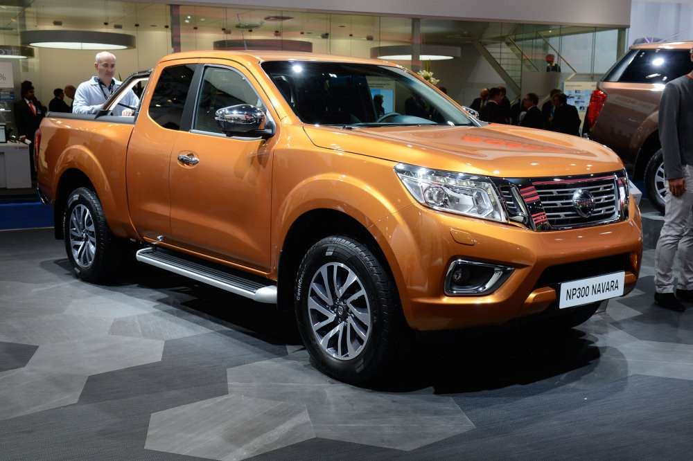 nissan-navara-nv300-pickup-show-front-q 5