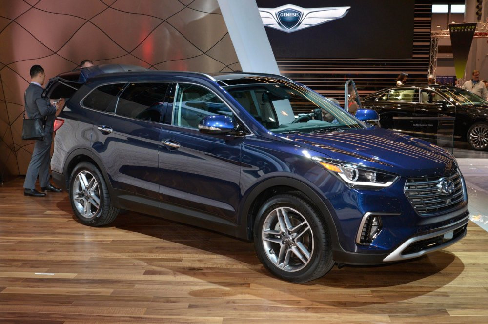 2017-Hyundai-Santa-Fe-front-three-quarters 11