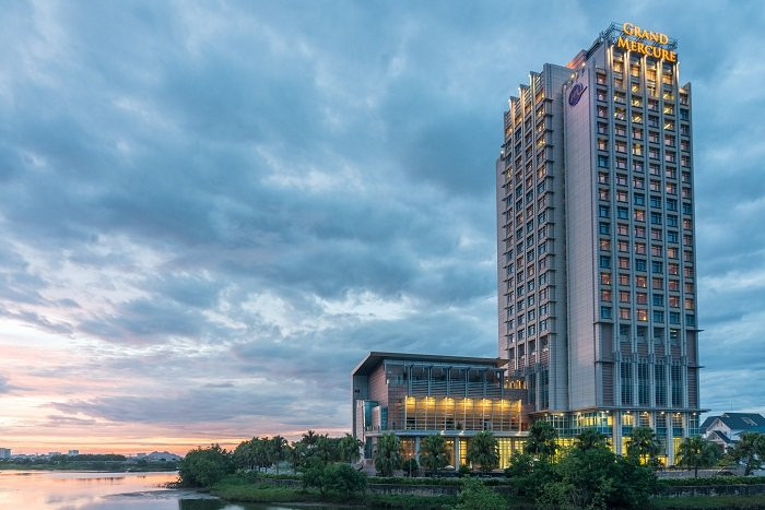 hotel-exterior-day-time 9