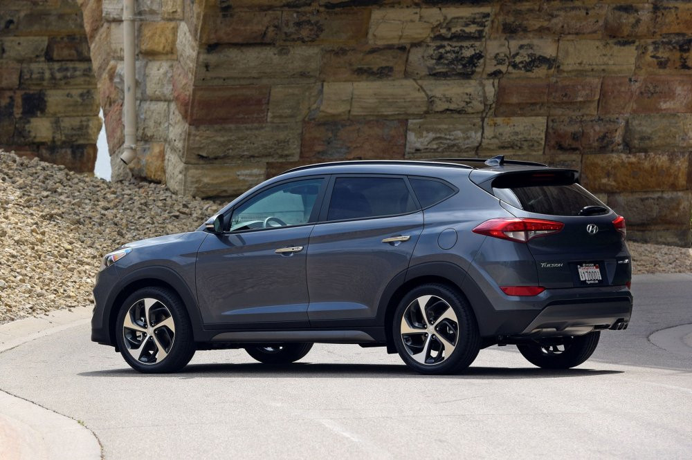 2017-Hyundai-Tucson-rear-three-quarter-04