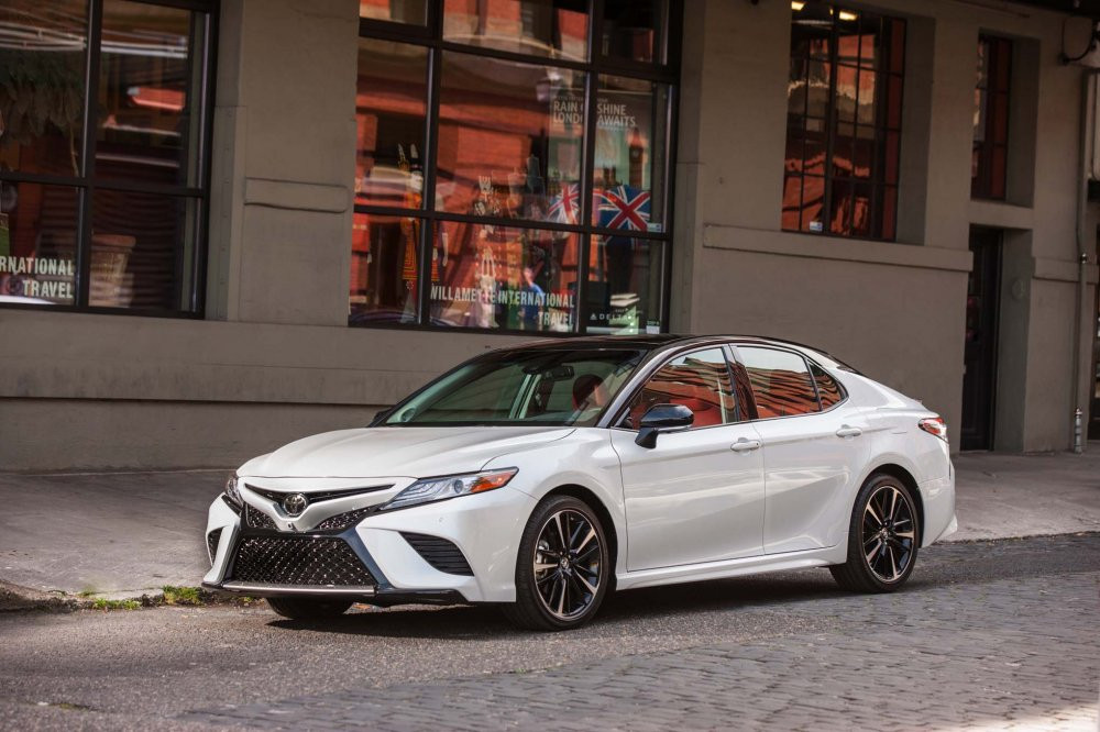 2018-Toyota-Camry-XSE-front-three-quarter-02