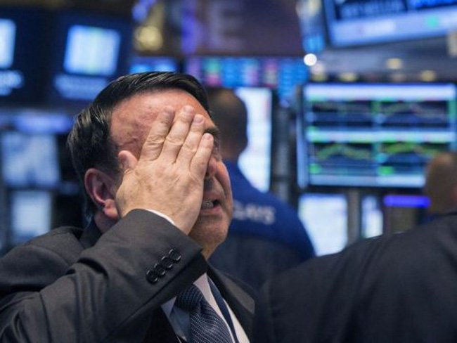 an-nyse-official-gestures-after-the-resumption-of-trading-following-a-several-hour-long-stoppage-on-the-floor-of-the-new-york-stock-exchange-july-8-2015-reuterslucas-jackson-1495066281584