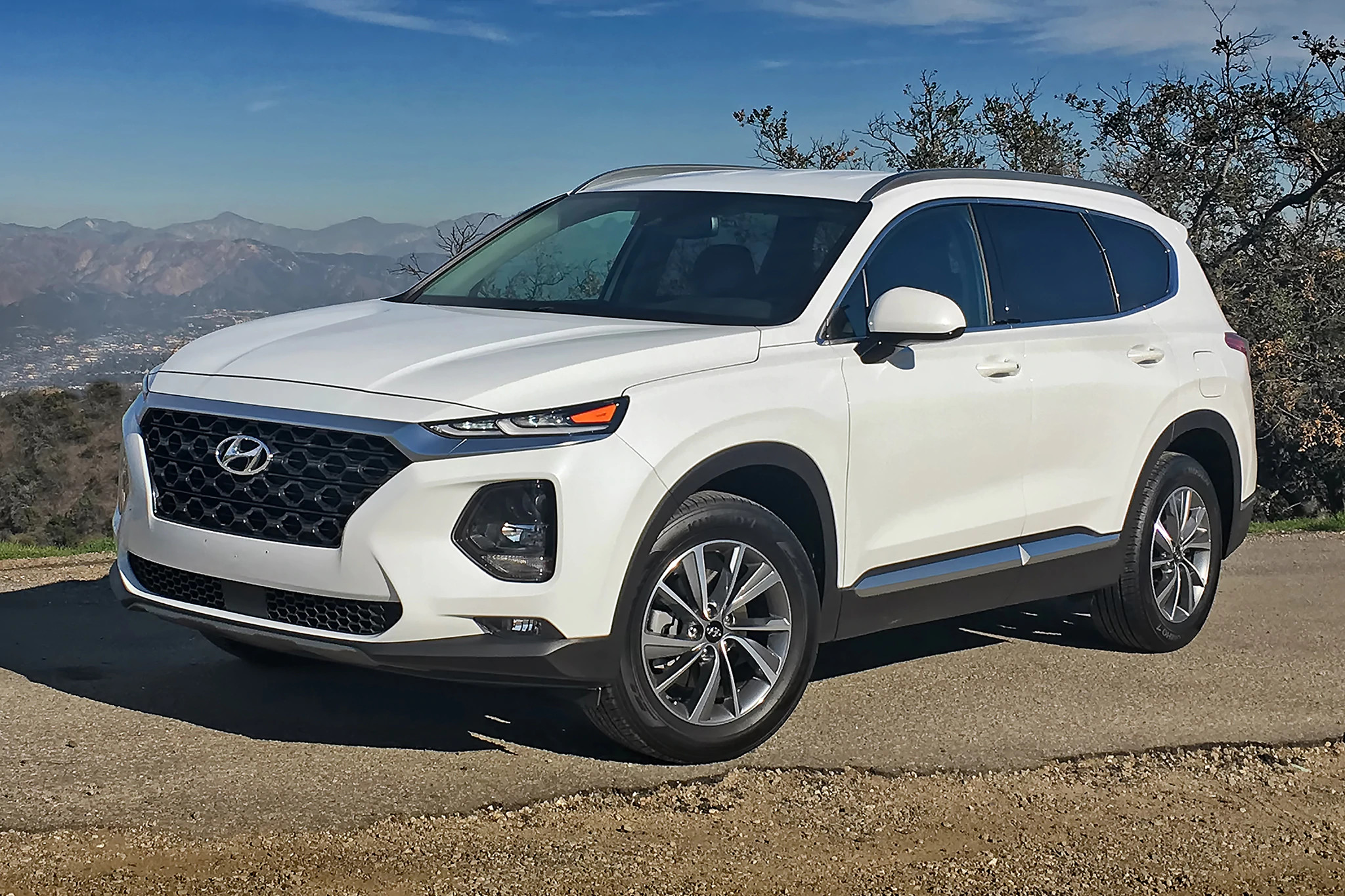 2019-Hyundai-Santa-Fe-SEL-Plus-01