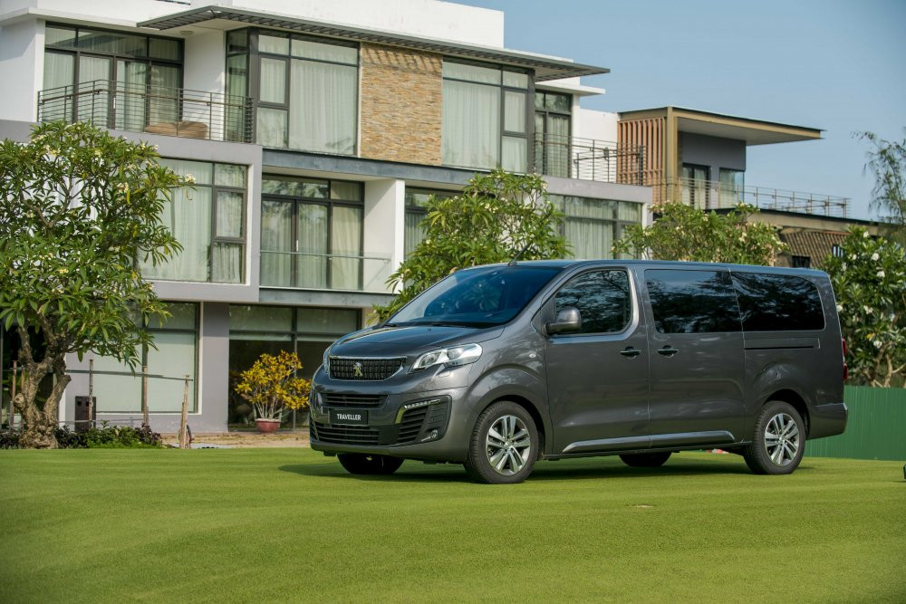 peugeot-traveller-ngoai-that17