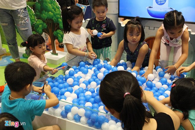 Tron nong, nguoi Sai Gon 'vay kin' trung tam thuong mai dip le hinh anh 4