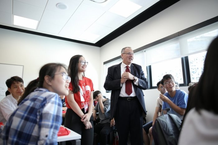 cac-ban-hoc-sinh-giao-luu-voi-thay-giao-buv-6-20135410 24