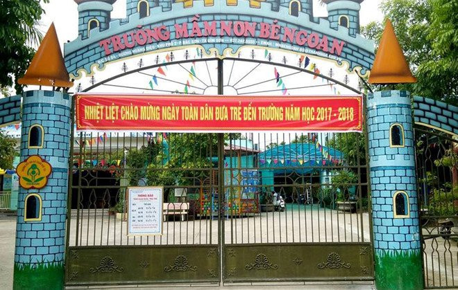 Be trai 3 tuoi bi cho can nhap vien o truong hinh anh 1