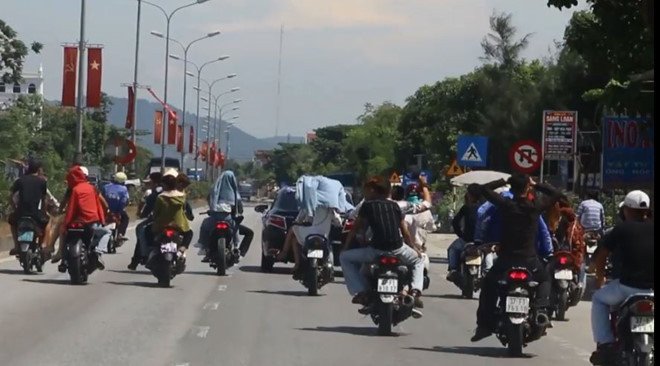 Nhom thanh nien danh vong, khong cho xe khac vuot tren quoc lo hinh anh 1