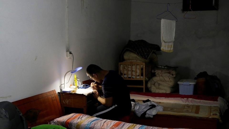 Ben trong 'cong xuong thi dai hoc' lon nhat Trung Quoc hinh anh 4