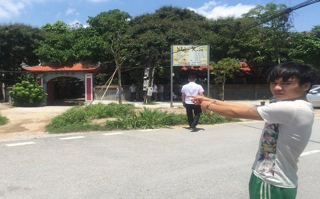  Đối tượng Kim được đưa đến hiện trường dựng lại vụ việc. 