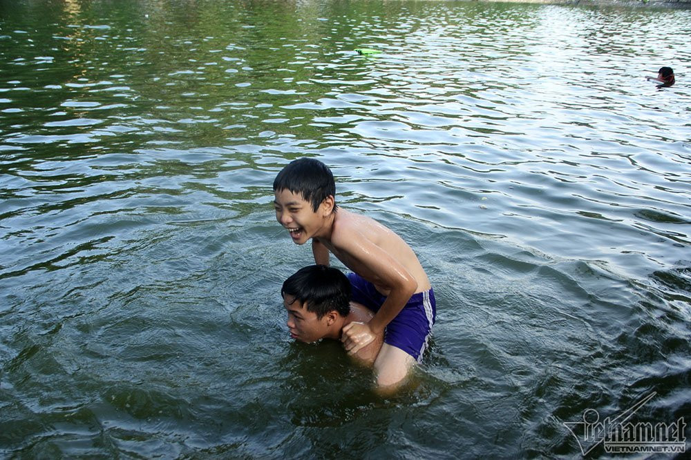 chùa Thầy,Hà Nội,bể bơi