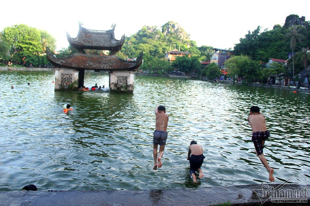 chùa Thầy,Hà Nội,bể bơi