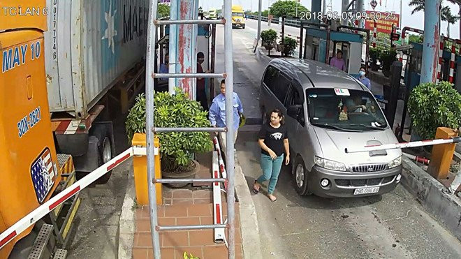 Cong an xac minh nghi van BOT Tan De cua barie de 'bay' lai xe hinh anh 1