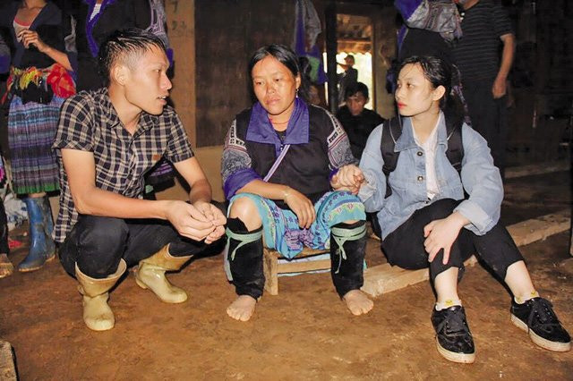 Phóng viên Yến Chi – Báo Giao thông tác nghiệp ở “rốn lũ” Mù Cang Chải (Yên Bái). Ảnh: TL