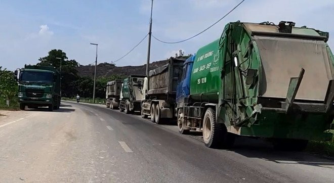 Kho so vi bai rac khong lo, dan chan xe doi gap lanh dao thanh pho hinh anh 1