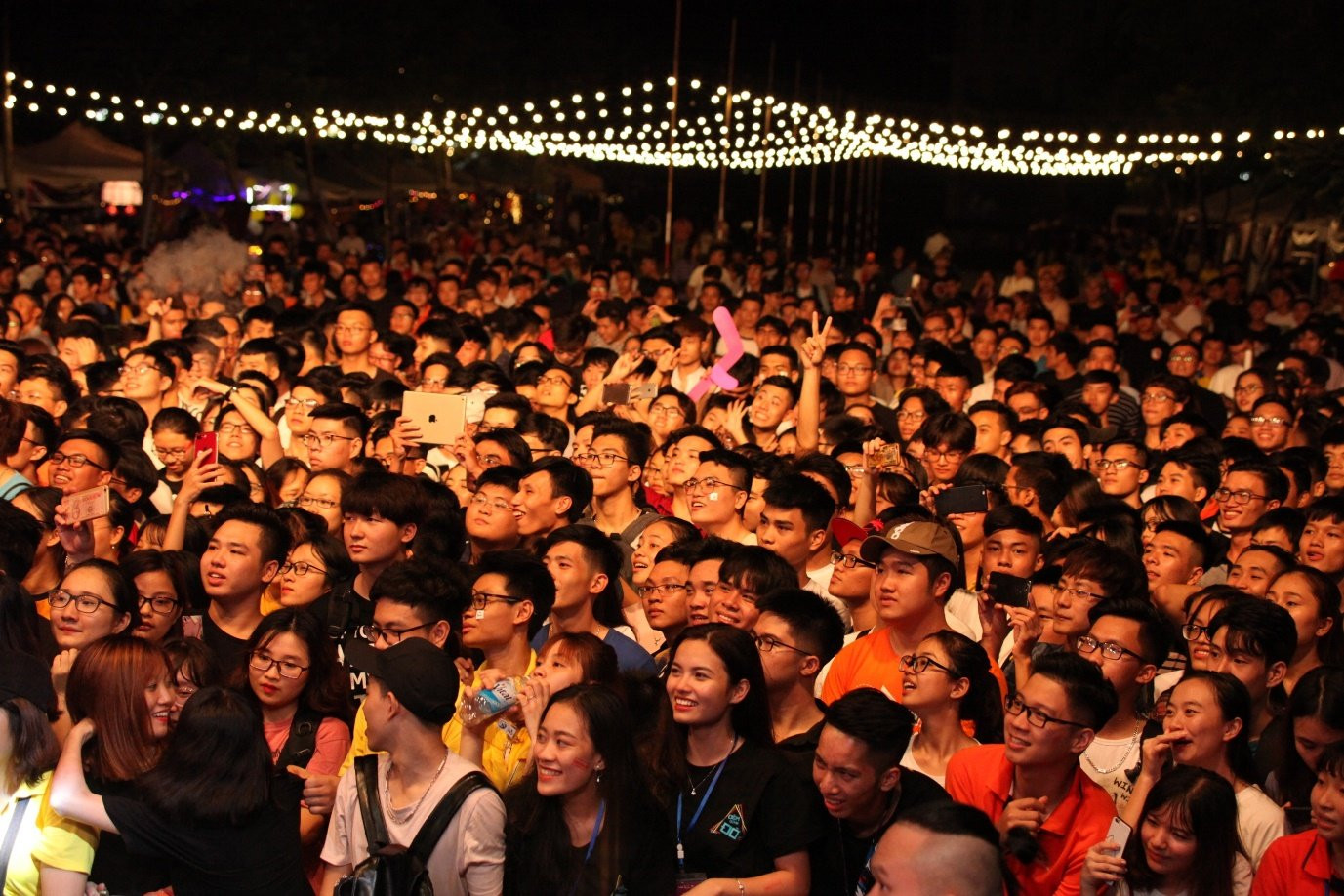 Mãn nhãn với màn quẩy bất chấp mưa bão của hàng nghìn học sinh, sinh viên Đại học FPT - Ảnh 1.