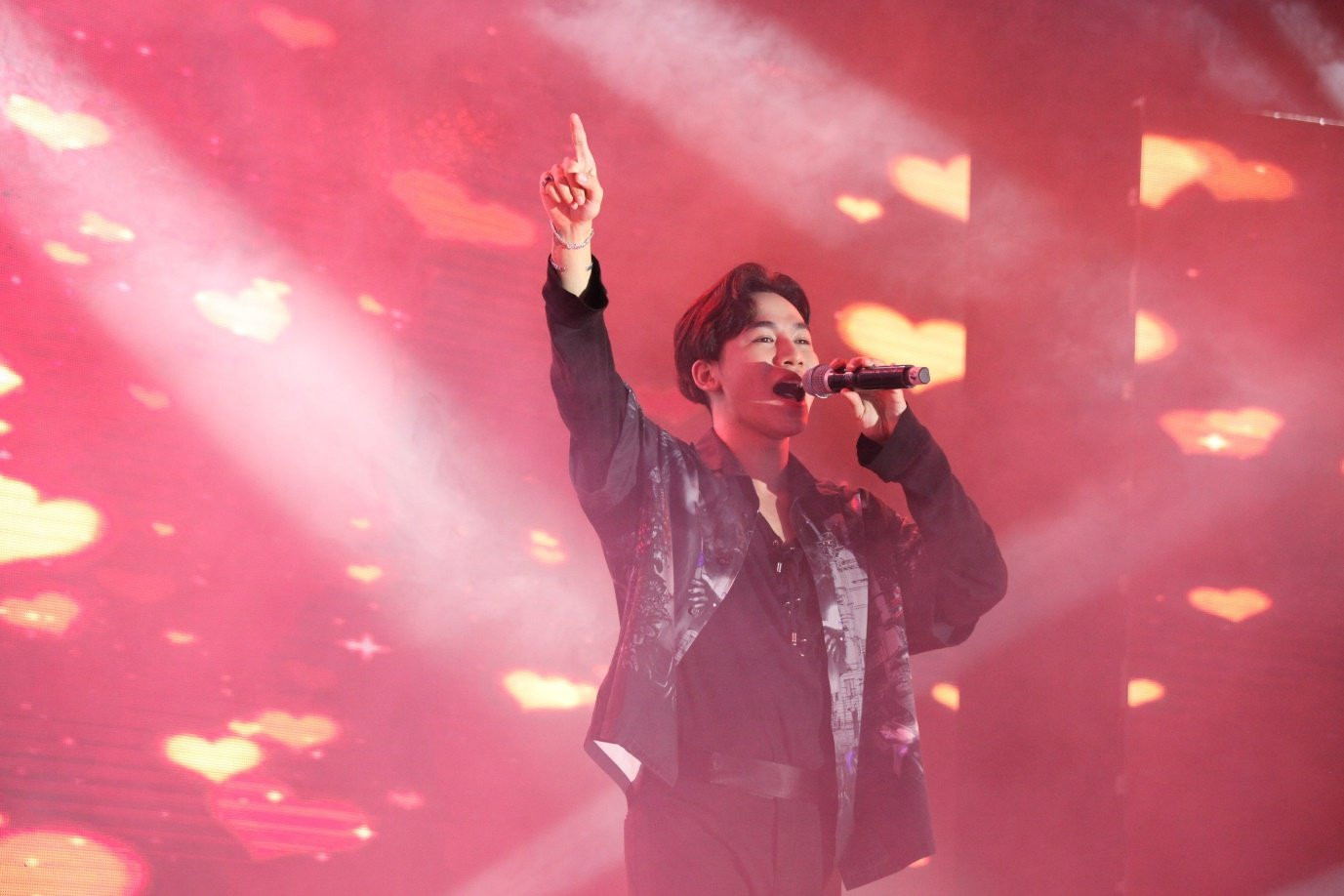 Mãn nhãn với màn quẩy bất chấp mưa bão của hàng nghìn học sinh, sinh viên Đại học FPT - Ảnh 3.