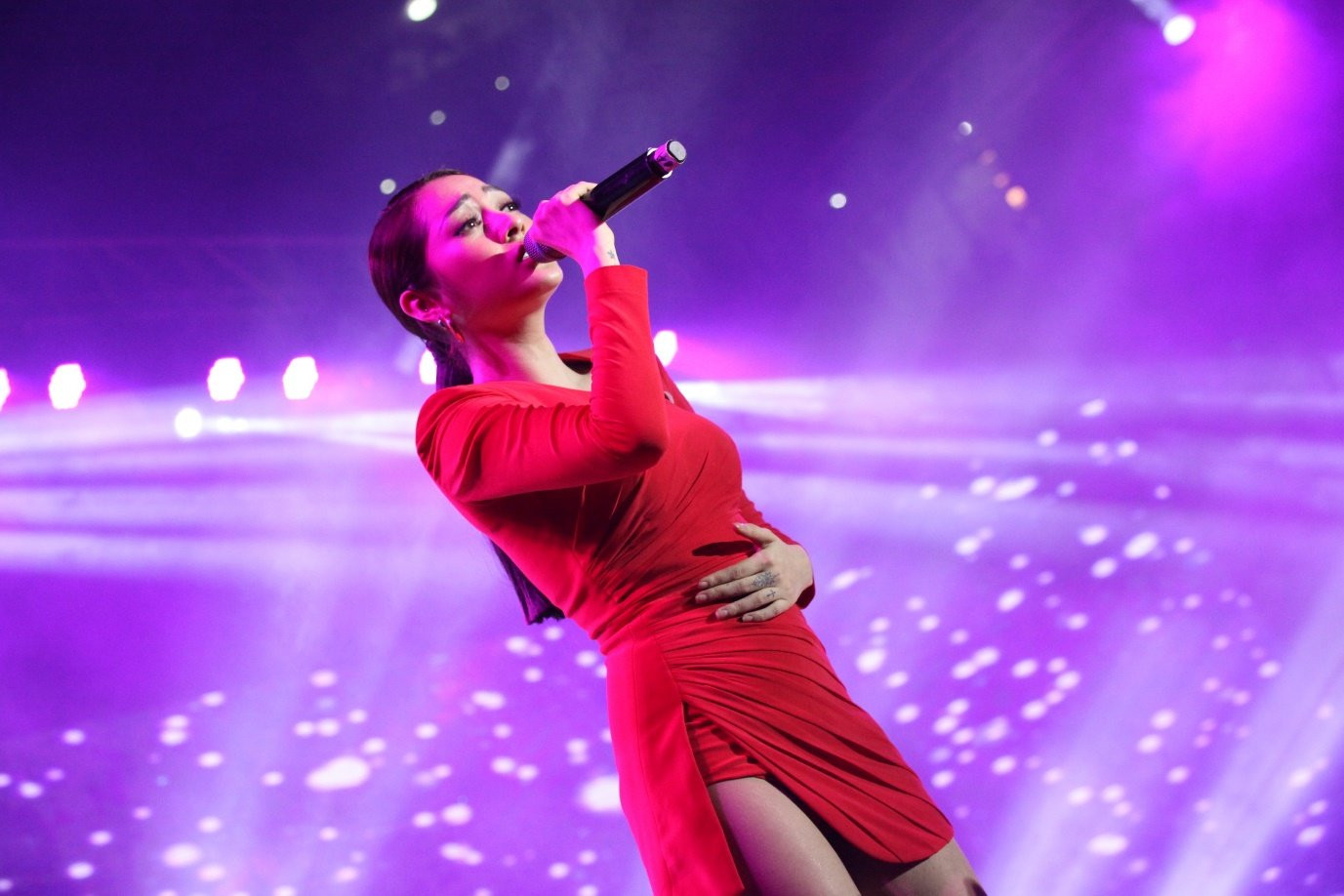 Mãn nhãn với màn quẩy bất chấp mưa bão của hàng nghìn học sinh, sinh viên Đại học FPT - Ảnh 4.