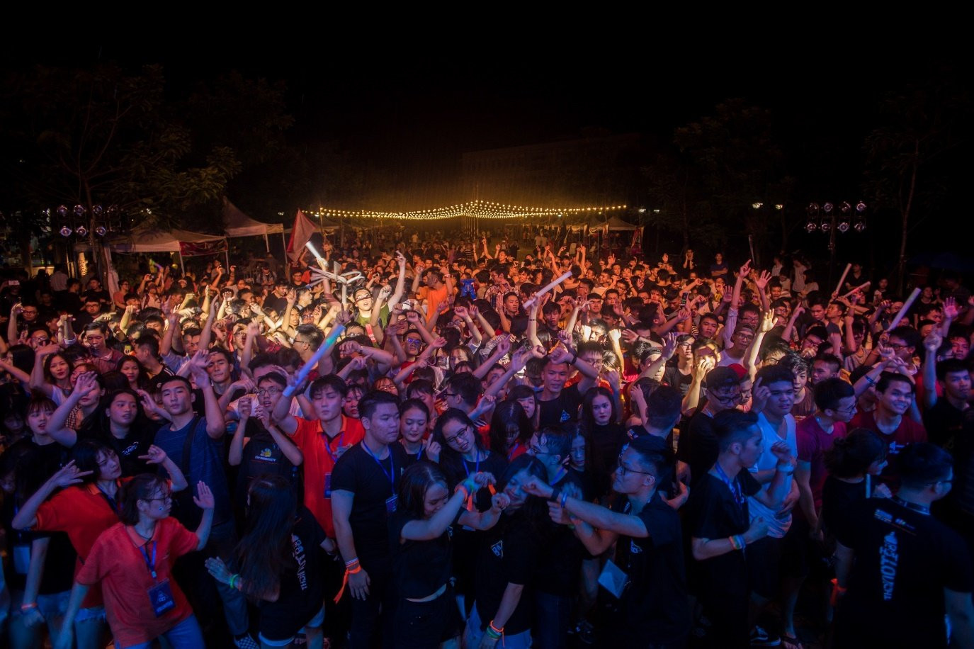 Mãn nhãn với màn quẩy bất chấp mưa bão của hàng nghìn học sinh, sinh viên Đại học FPT - Ảnh 7.