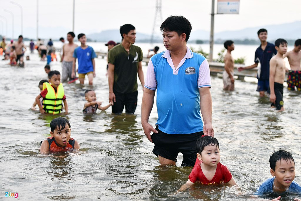 Nuoc lu dang, xe co chat vat vuot qua duong ngap ven do hinh anh 10